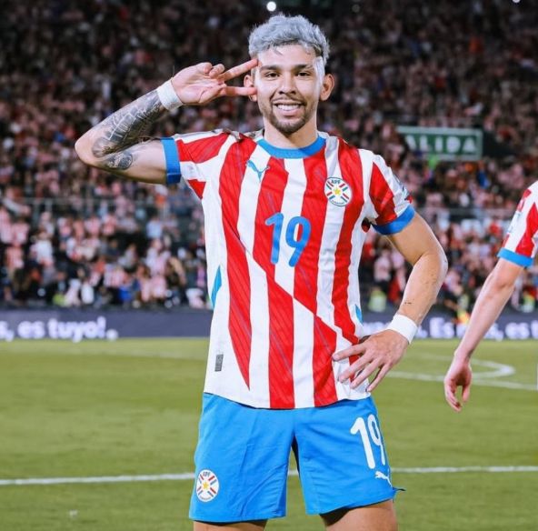 Julio Enciso celebrating for Paraguay