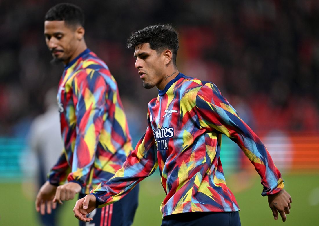 Piero Hincapié warming up for Arsenal